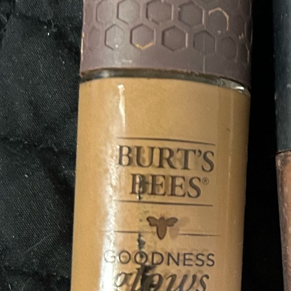 Burt’s Bees Goodness Glows liquid makeup in 1055 Pecan (warm) partially used - Picture 10 of 10
